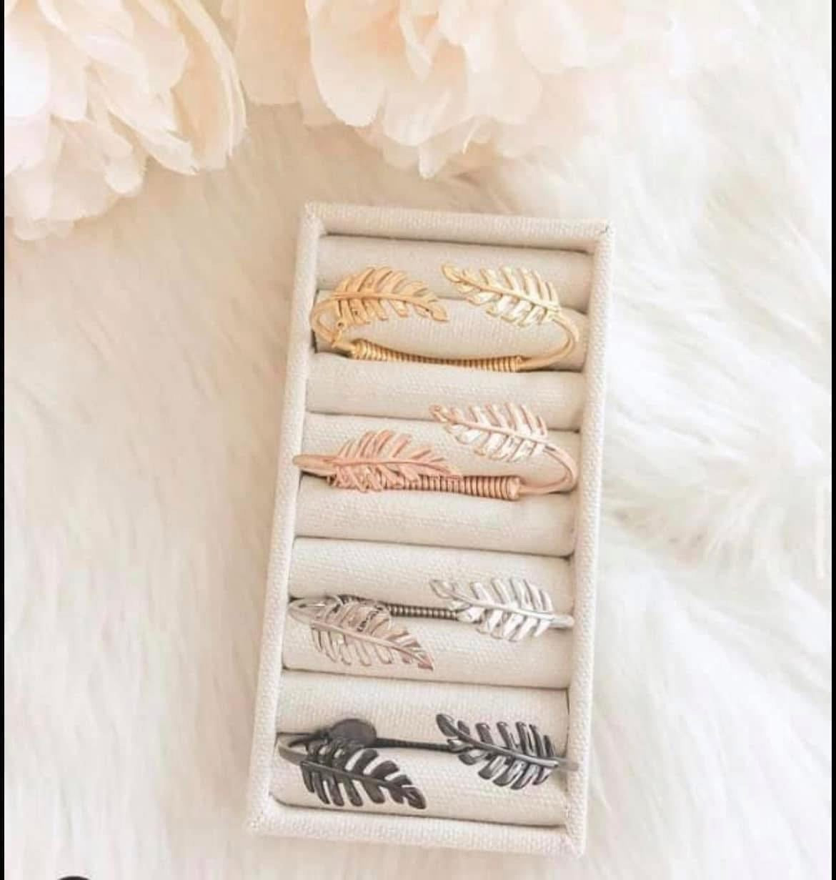 069004 Laurel Leaf Bangle