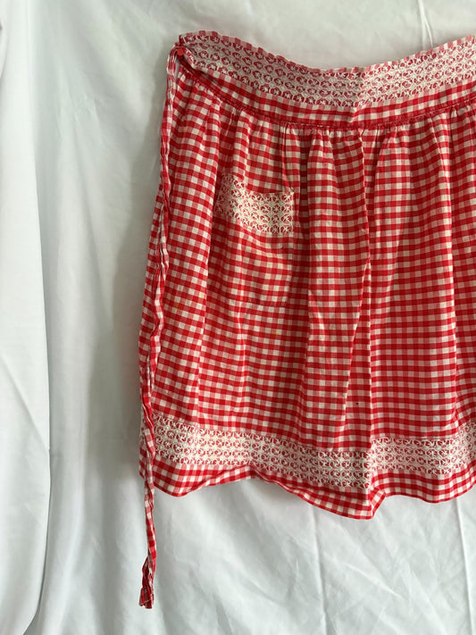 63fe71384f2da238419a4f9e_048072-red-gingham-apron-1_1762824133825.jpg