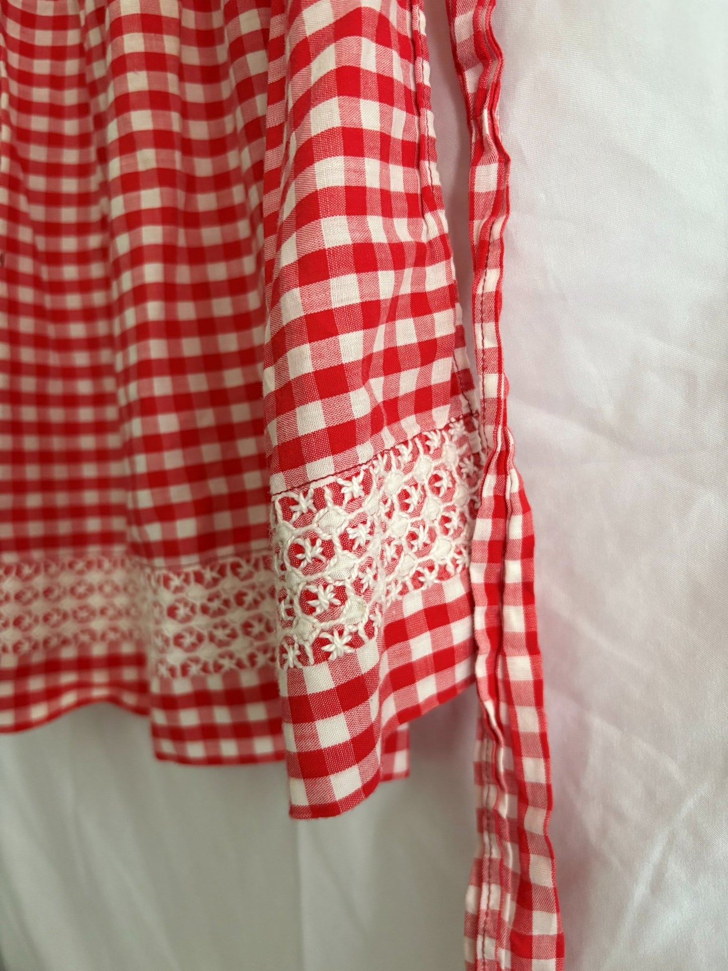 63fe71384f2da238419a4f9e_048072-red-gingham-apron-2_1762824133826.jpg