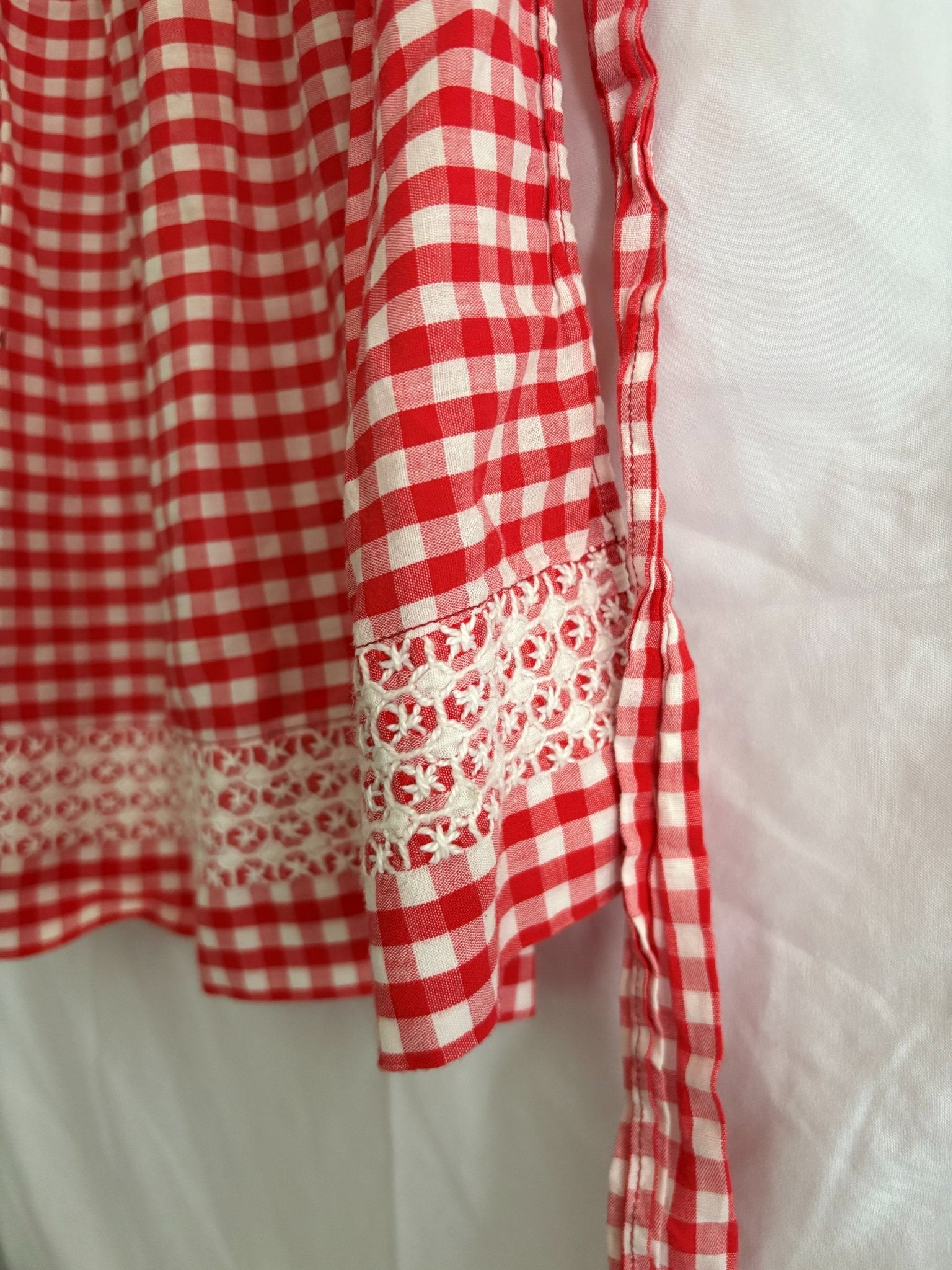 63fe71384f2da238419a4f9e_048072-red-gingham-apron-2_1762824133826.jpg