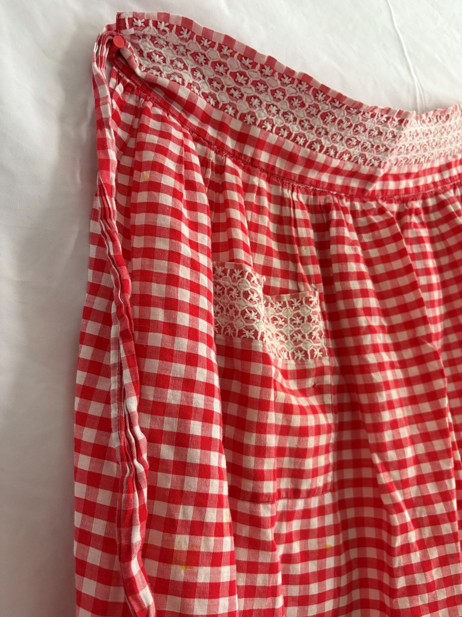 63fe71384f2da238419a4f9e_048072-red-gingham-apron-3_1762824133826.jpg