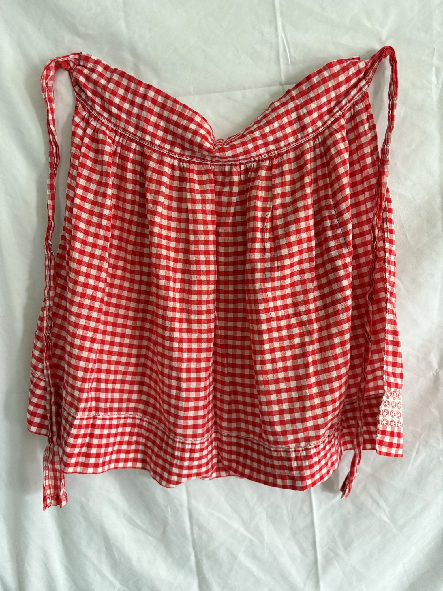 63fe71384f2da238419a4f9e_048072-red-gingham-apron-4_1762824133827.jpg