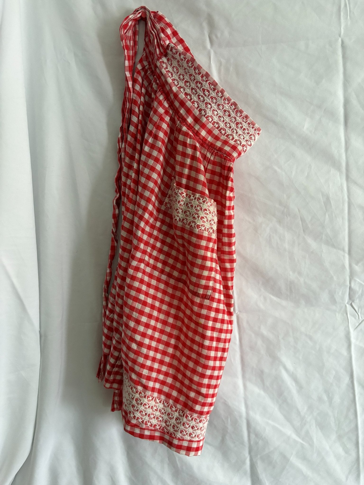 63fe71384f2da238419a4f9e_048072-red-gingham-apron-5_1762824133827.jpg