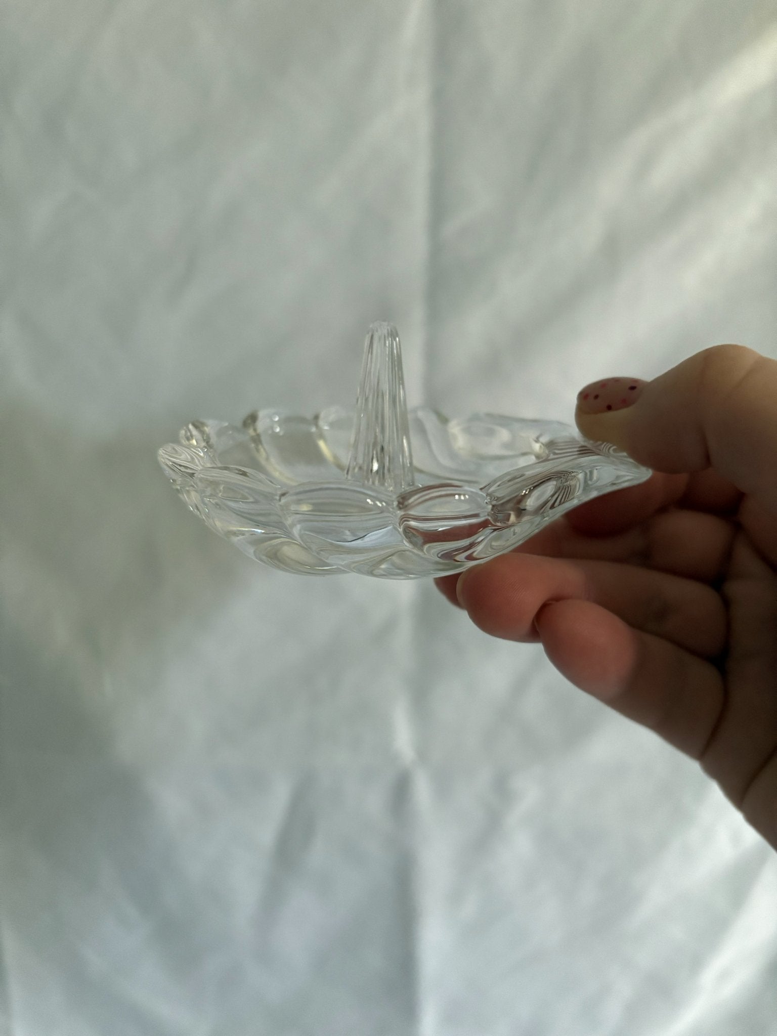 63fe71384f2da238419a4f9e_048085-crystal-clamshell-ring-holder-1_1763848567769.jpg
