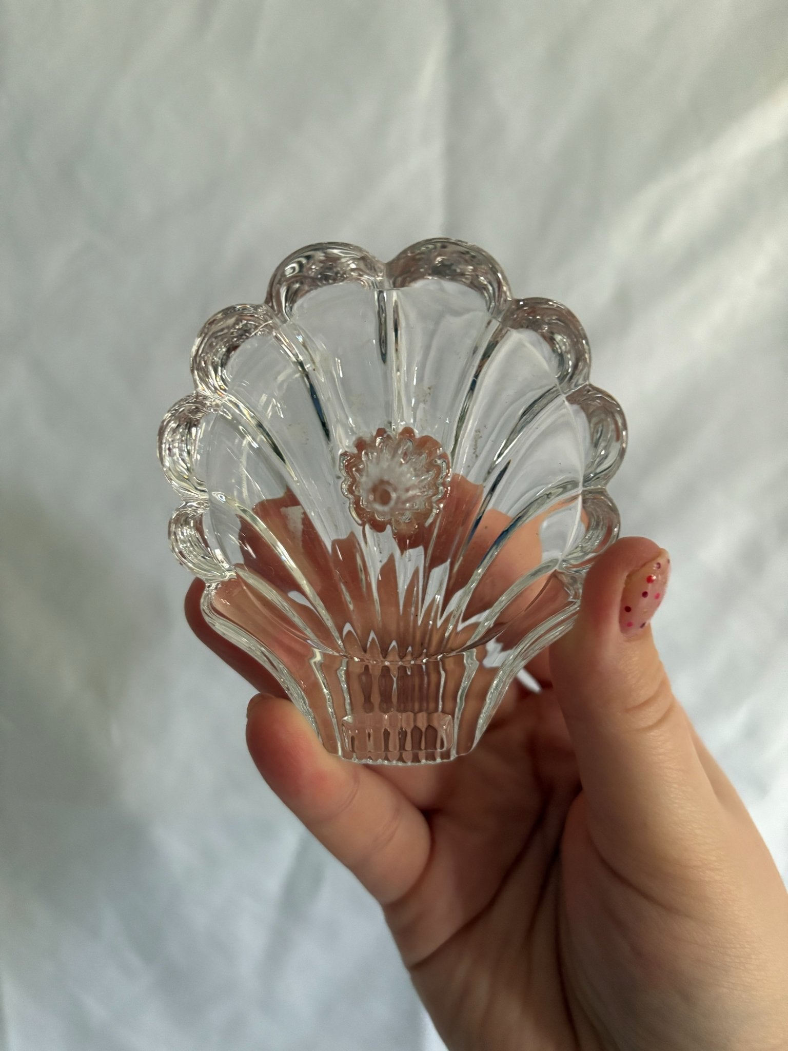 63fe71384f2da238419a4f9e_048085-crystal-clamshell-ring-holder-2_1763848567770.jpg