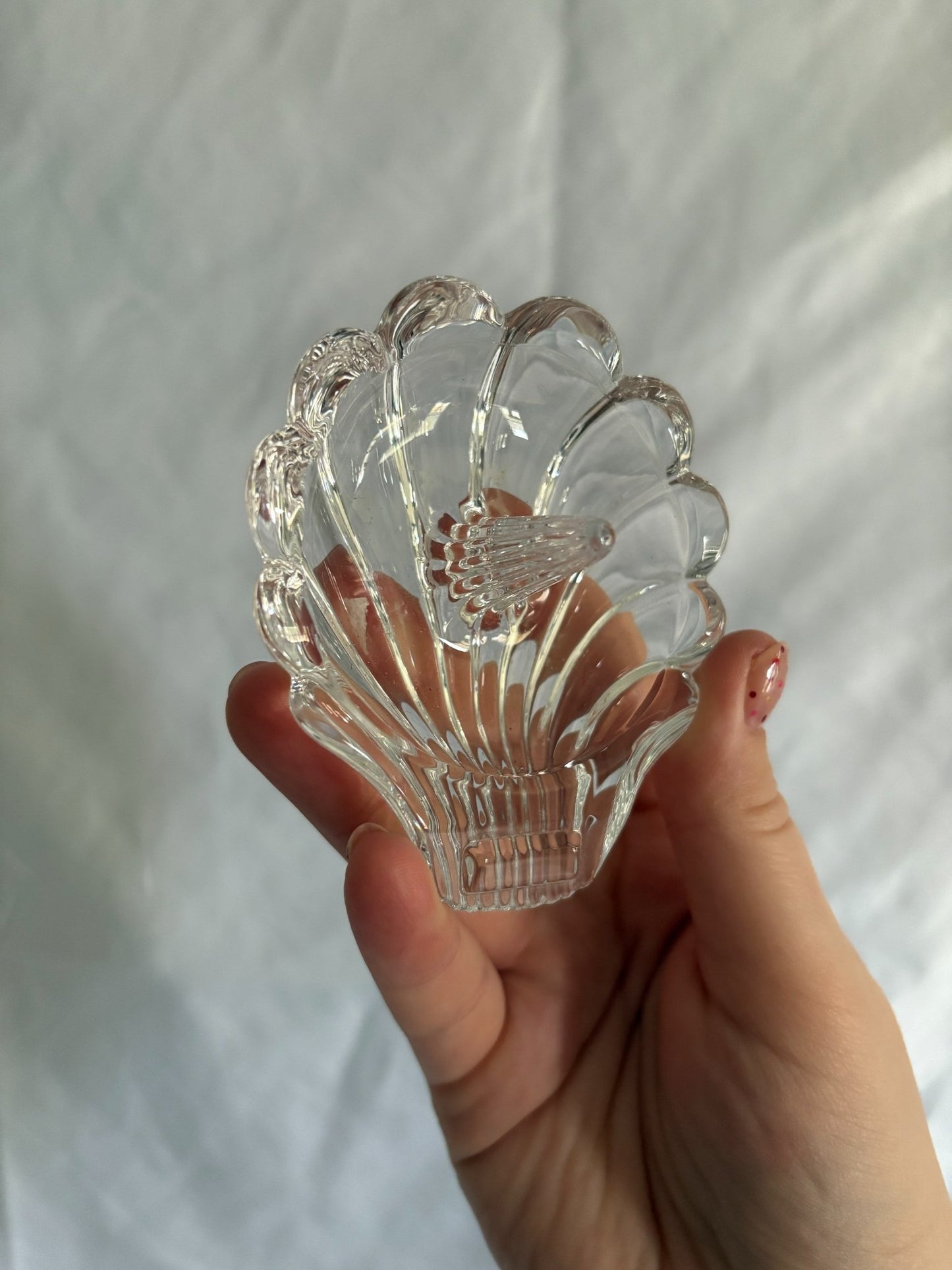63fe71384f2da238419a4f9e_048085-crystal-clamshell-ring-holder-4_1763848567771.jpg