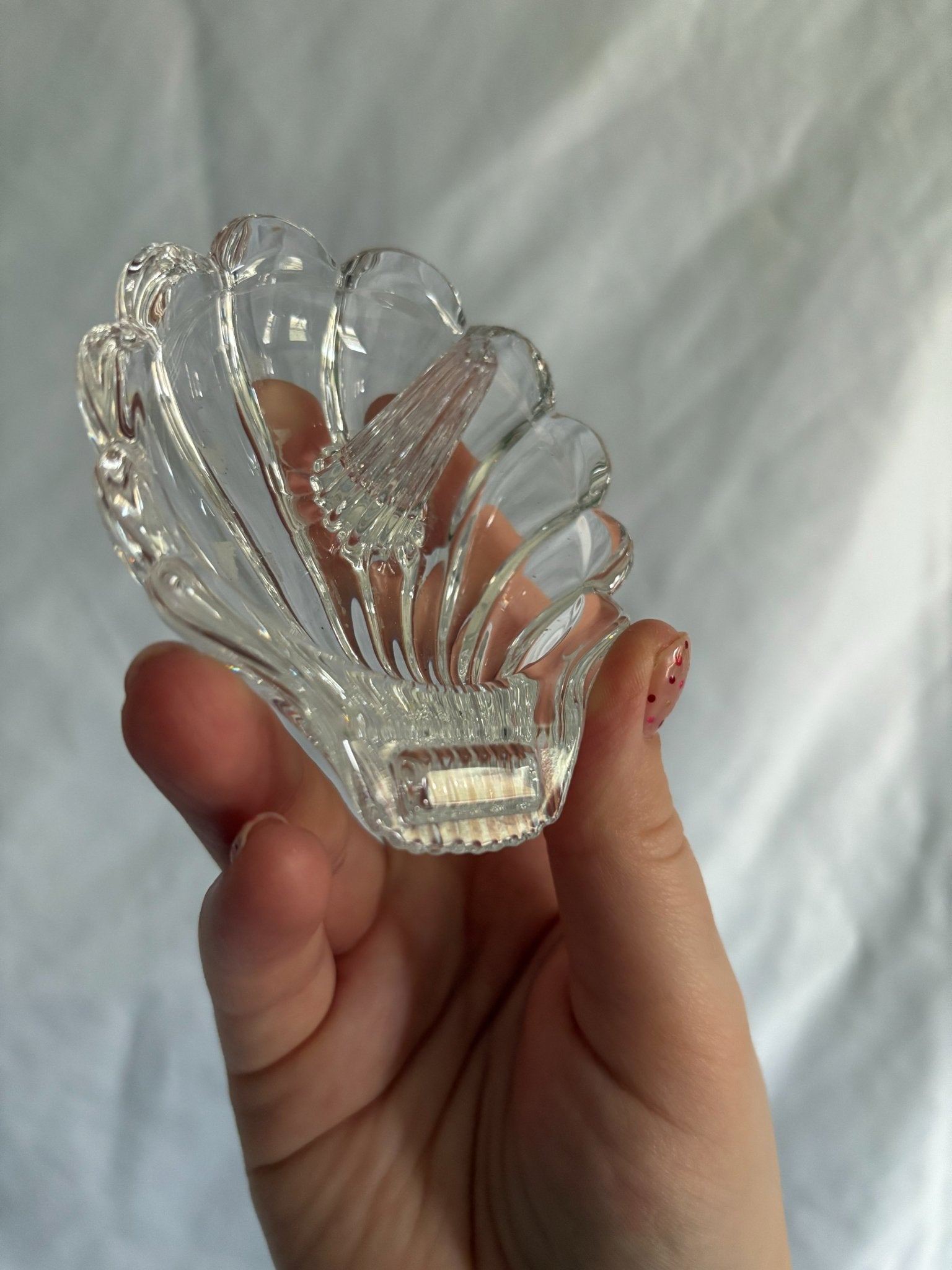 63fe71384f2da238419a4f9e_048085-crystal-clamshell-ring-holder-6_1763848567773.jpg