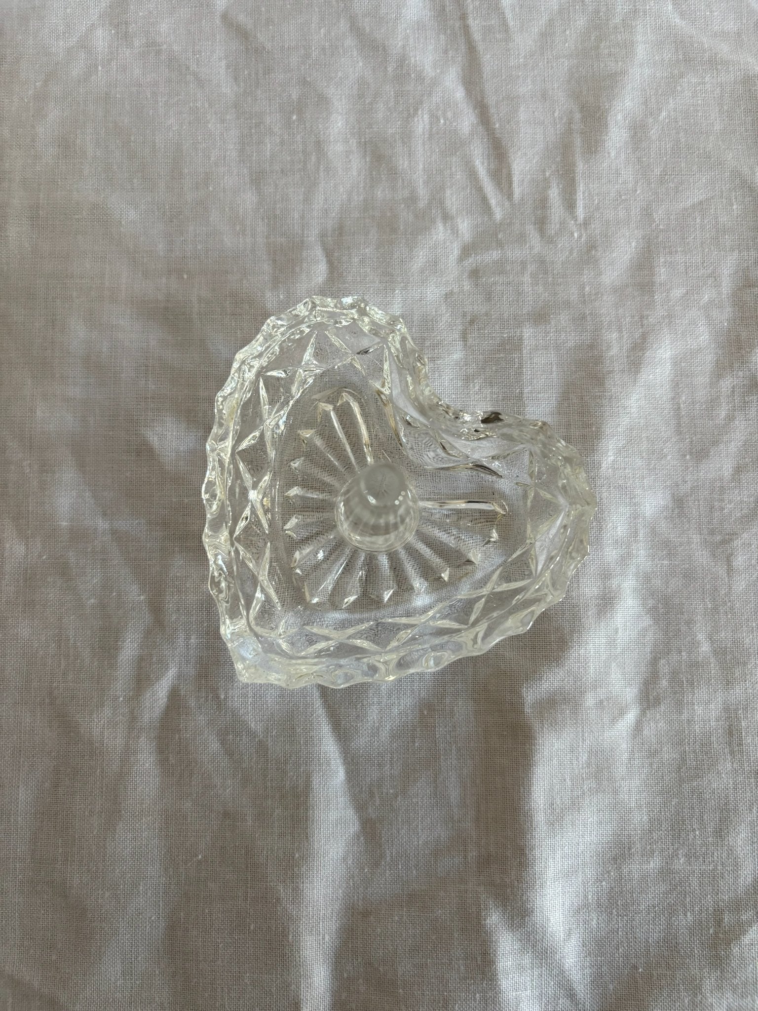 63fe71384f2da238419a4f9e_048089-crystal-heart-ring-holder-1_1763849145624.jpg