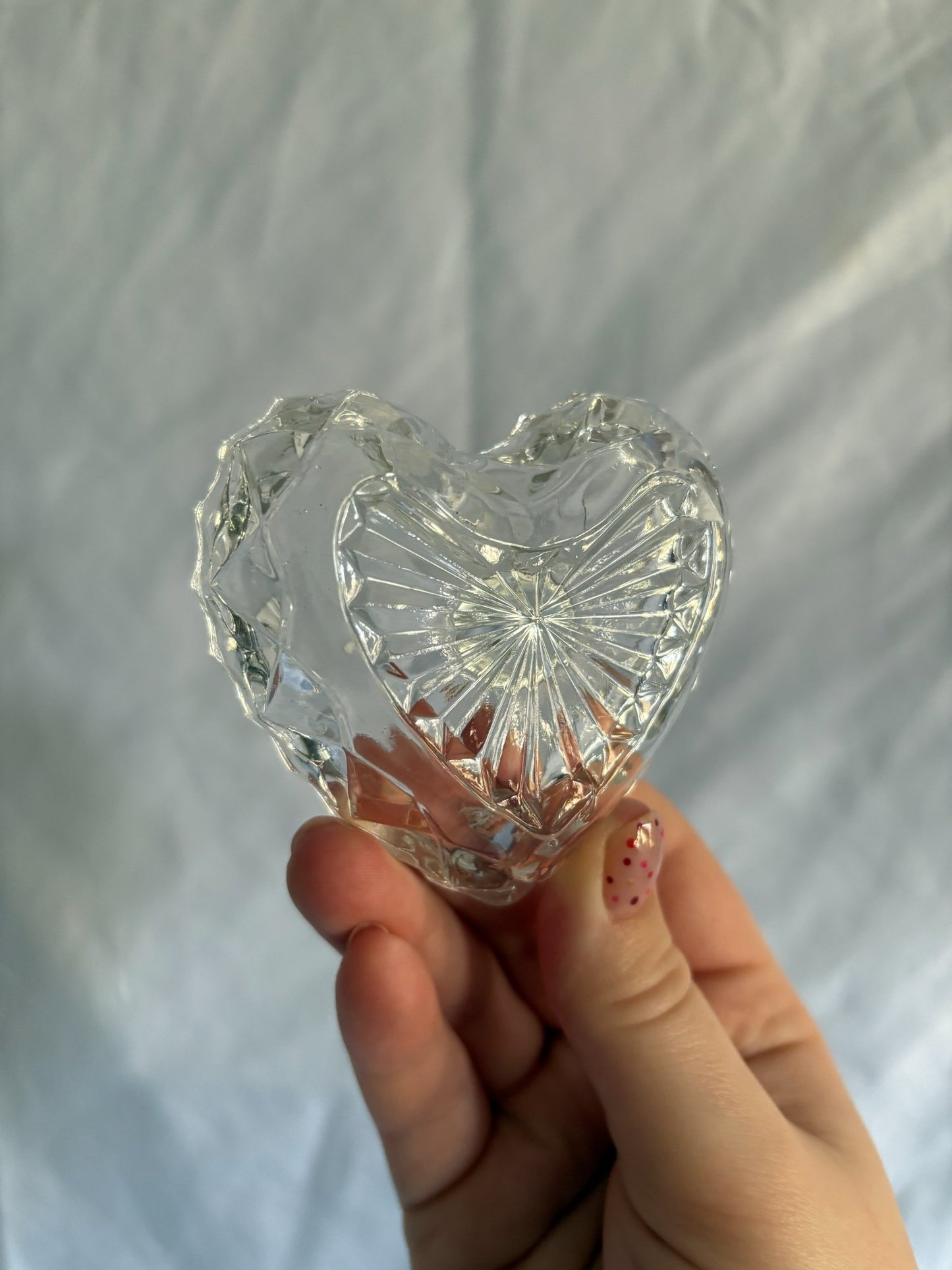63fe71384f2da238419a4f9e_048089-crystal-heart-ring-holder-3_1763849145626.jpg