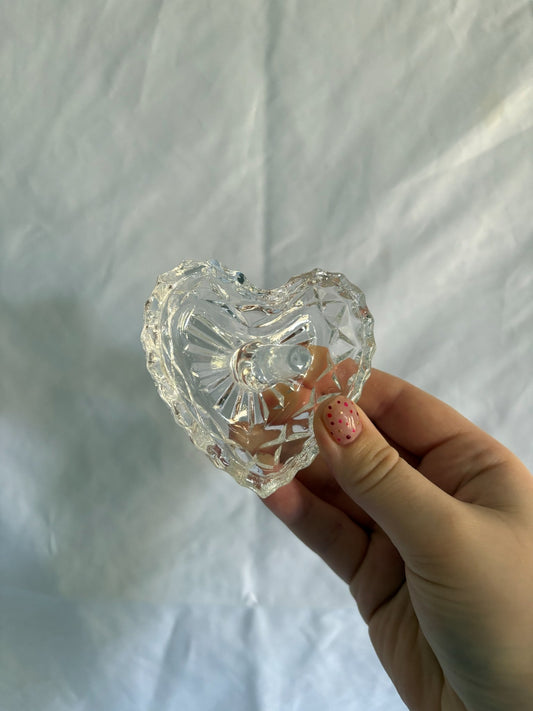 63fe71384f2da238419a4f9e_048089-crystal-heart-ring-holder-5_1763849145627.jpg