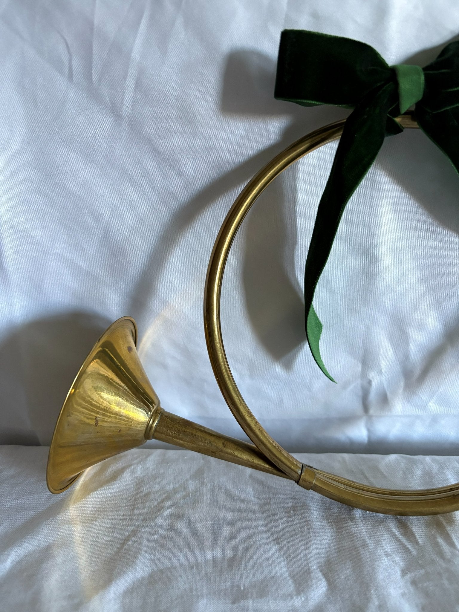 63fe71384f2da238419a4f9e_048090-brass-horn-wall-hanging-2_1763849271883.jpg