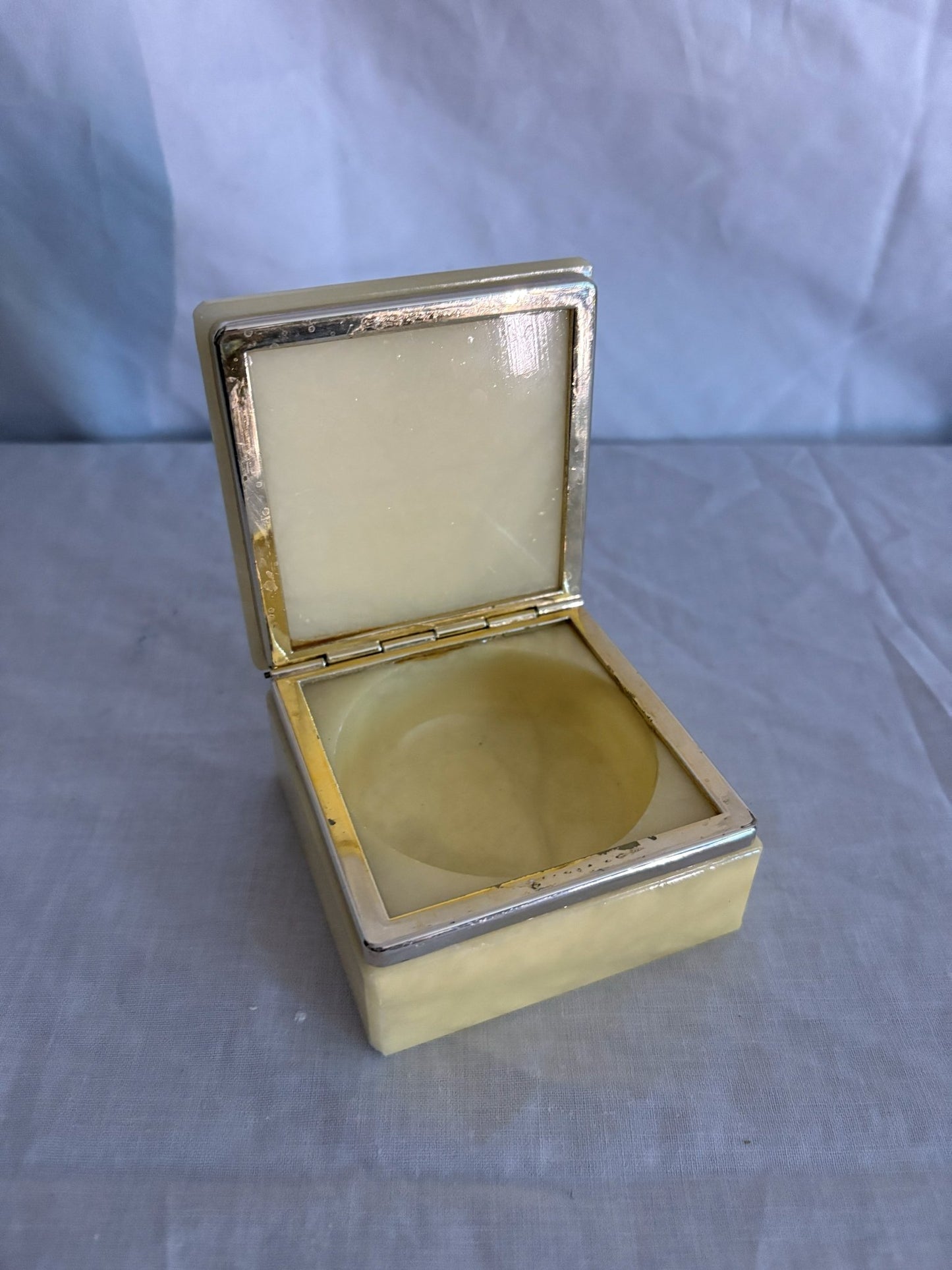 63fe71384f2da238419a4f9e_048097-alabaster-trinket-box-3_1767397808294.jpg