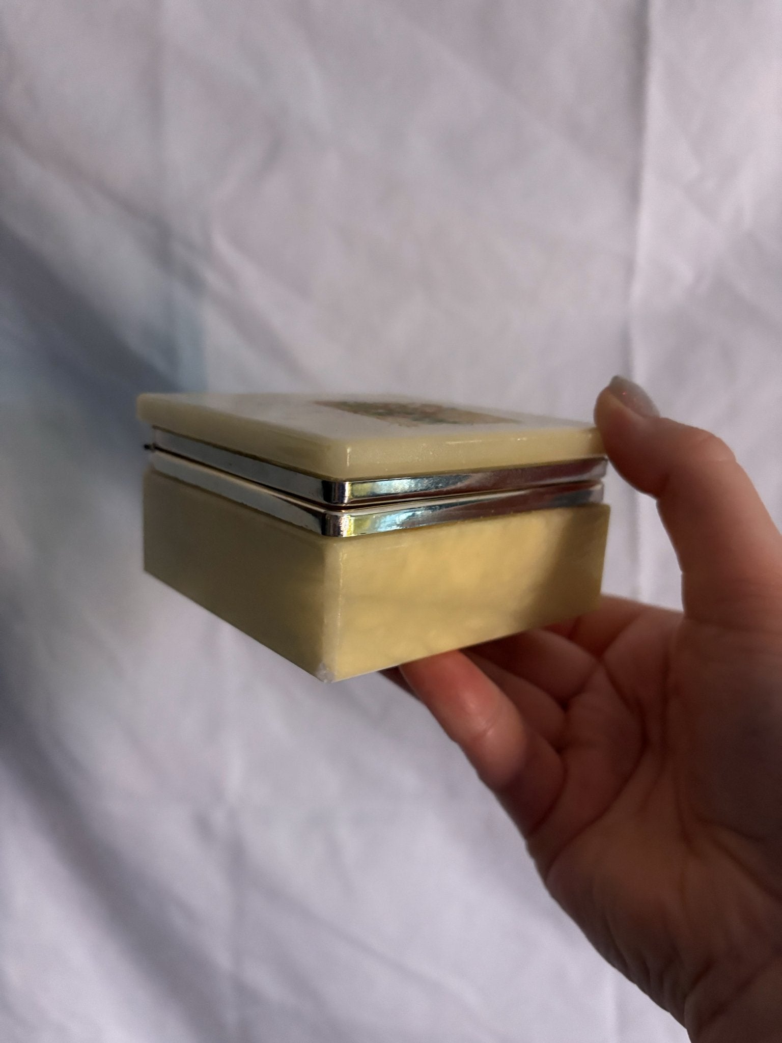 63fe71384f2da238419a4f9e_048097-alabaster-trinket-box-5_1767397808296.jpg
