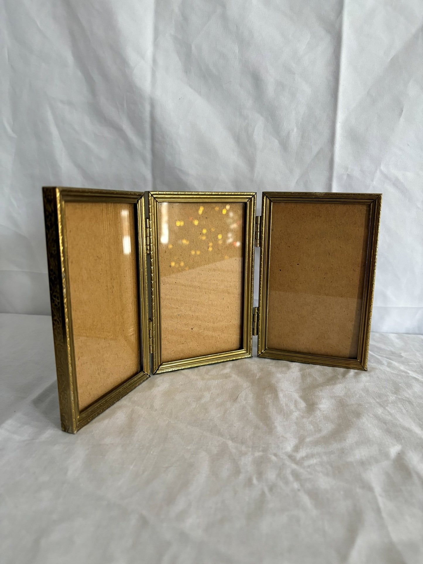 63fe71384f2da238419a4f9e_048104-trifold-mini-frame-1_1767403180046.jpg