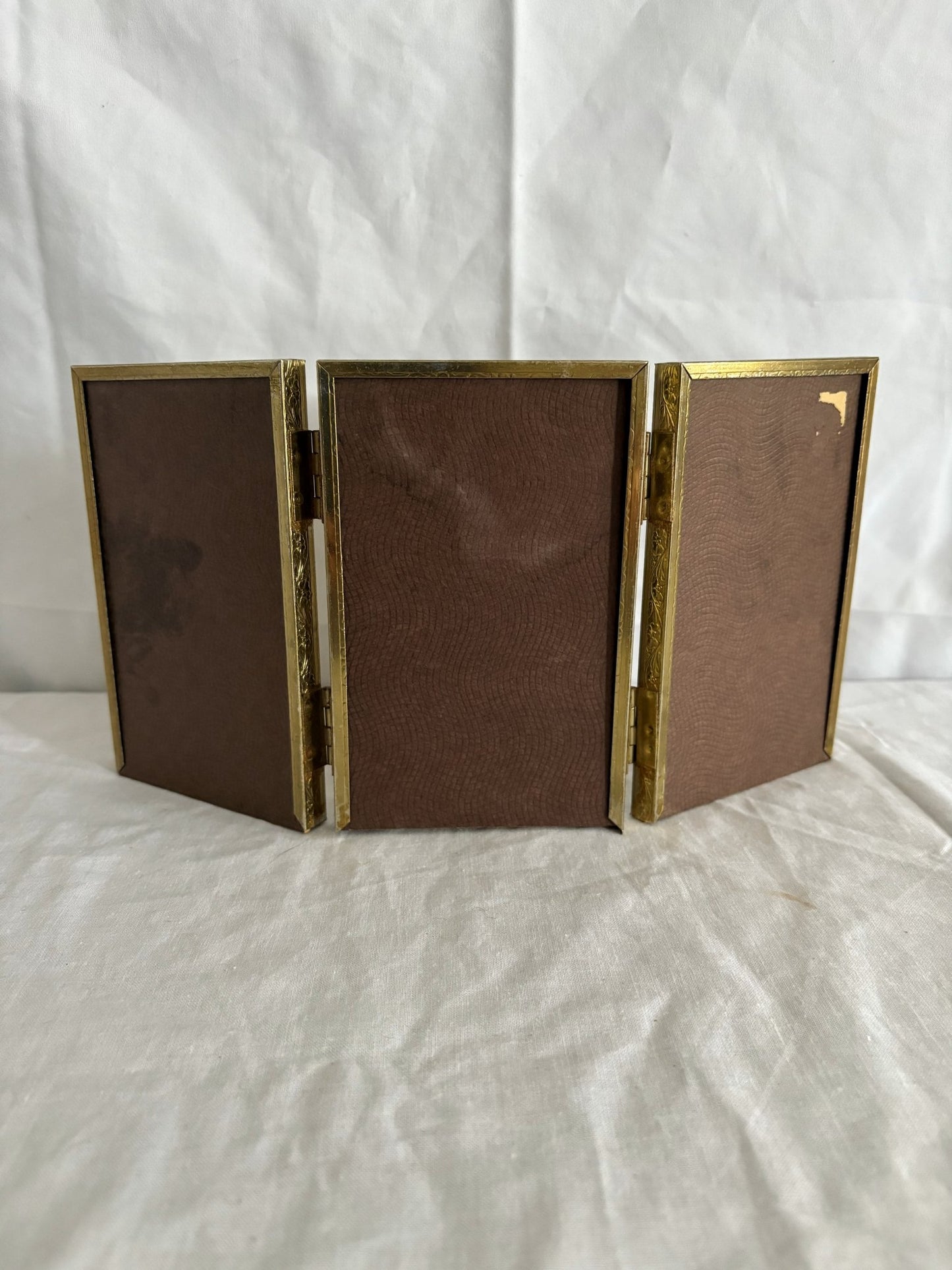 63fe71384f2da238419a4f9e_048104-trifold-mini-frame-5_1767403180048.jpg