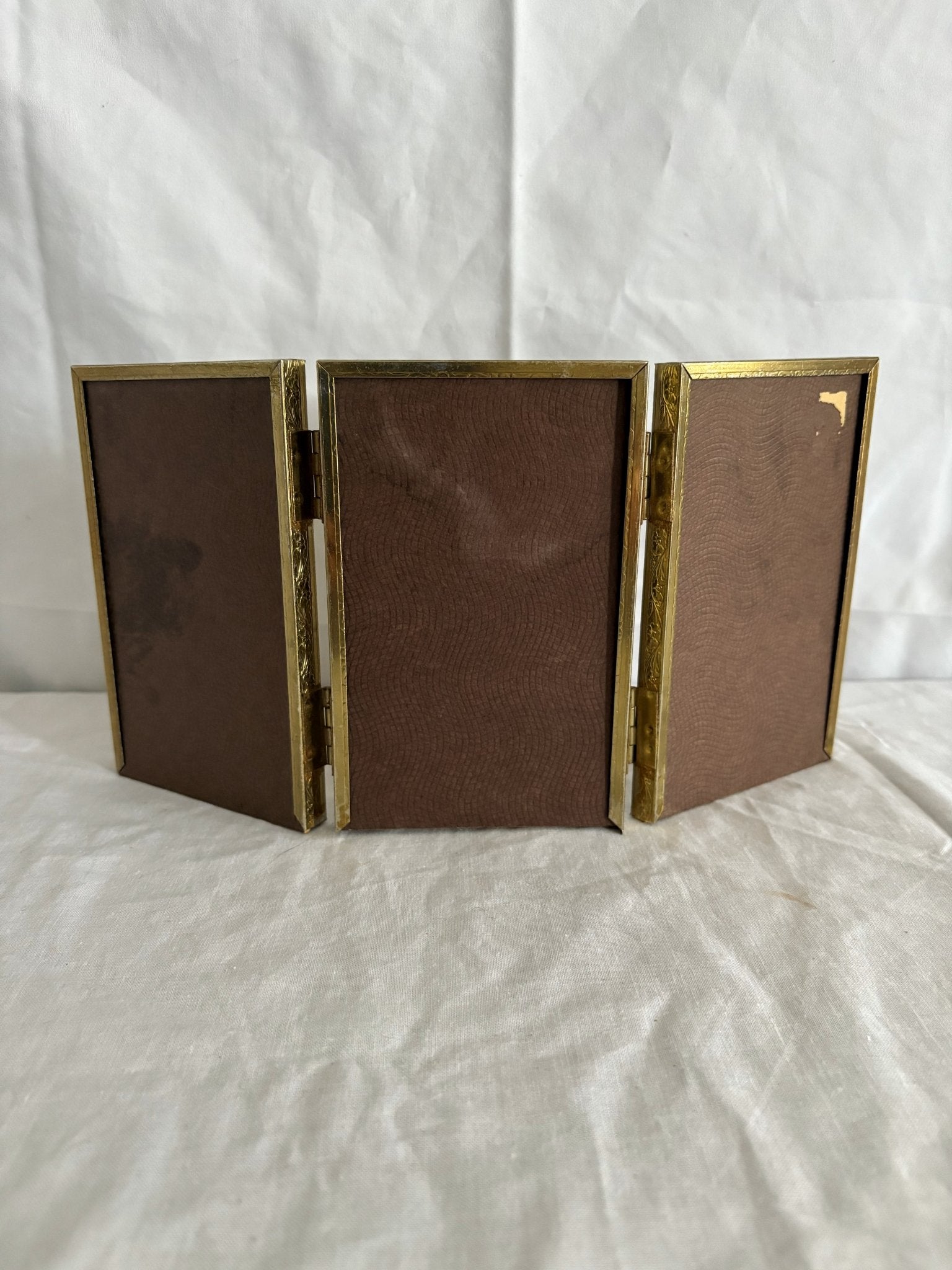 63fe71384f2da238419a4f9e_048104-trifold-mini-frame-5_1767403180048.jpg