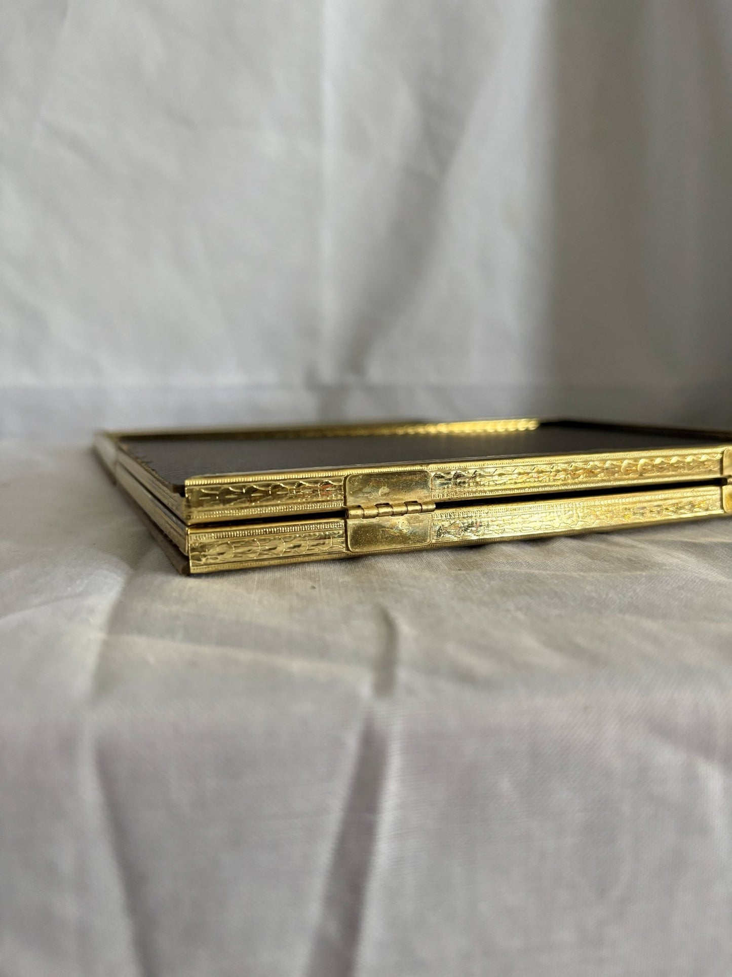 63fe71384f2da238419a4f9e_048105-brass-trifold-picture-frame-floral-4_1767403364622.jpg