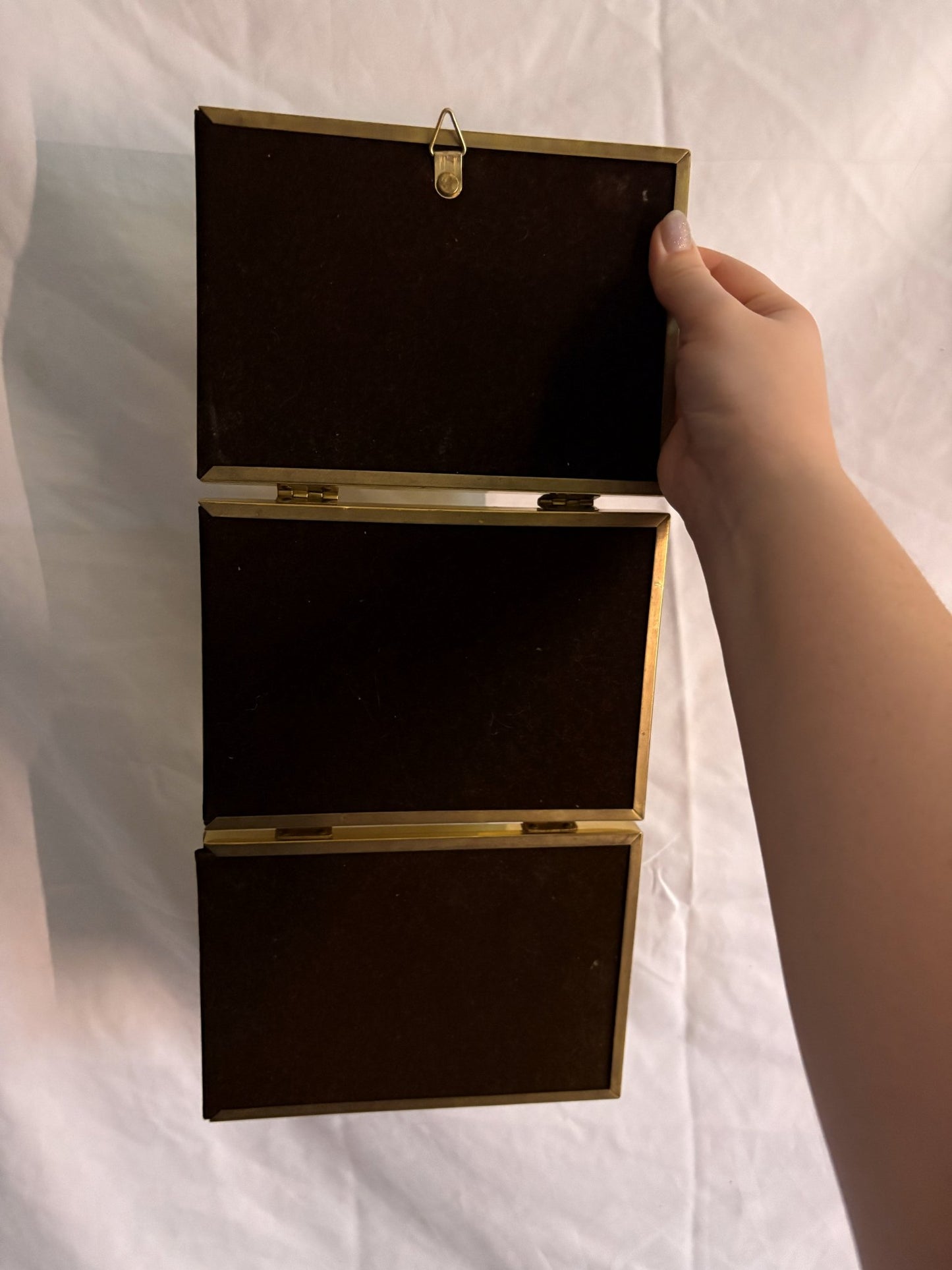 63fe71384f2da238419a4f9e_048105-brass-trifold-picture-frame-plain-3_1767403364624.jpg