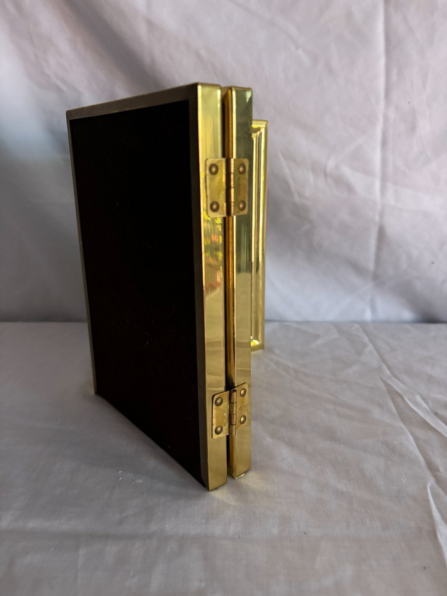 63fe71384f2da238419a4f9e_048105-brass-trifold-picture-frame-plain-5_1767403364625.jpg