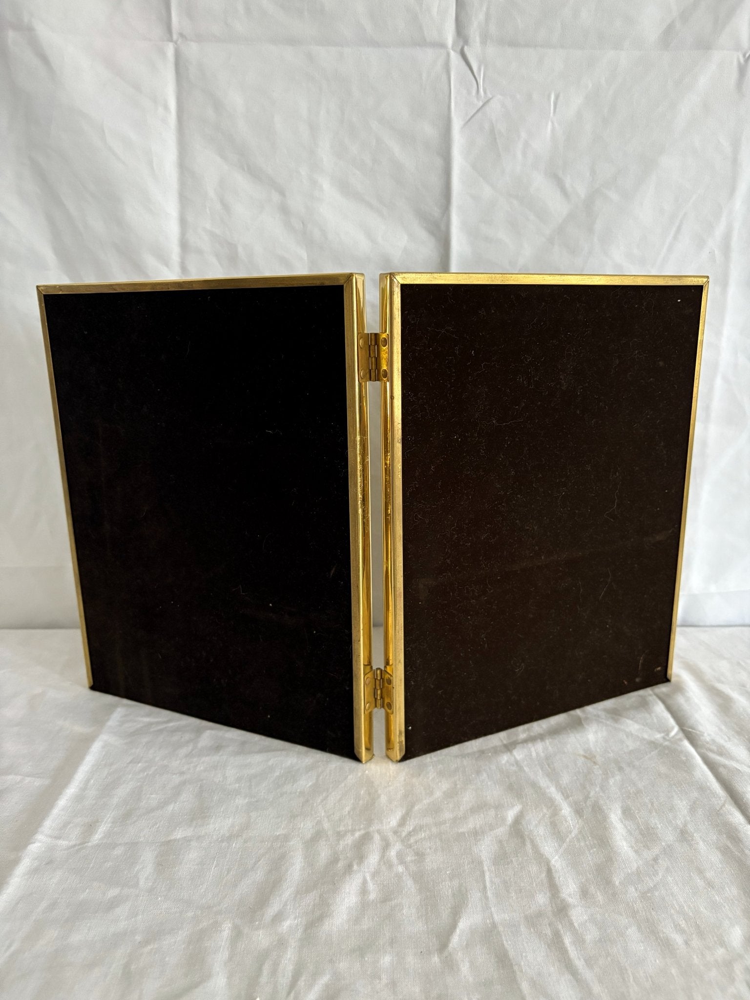 63fe71384f2da238419a4f9e_048106-brass-bifold-picture-frame-3_1767403986241.jpg