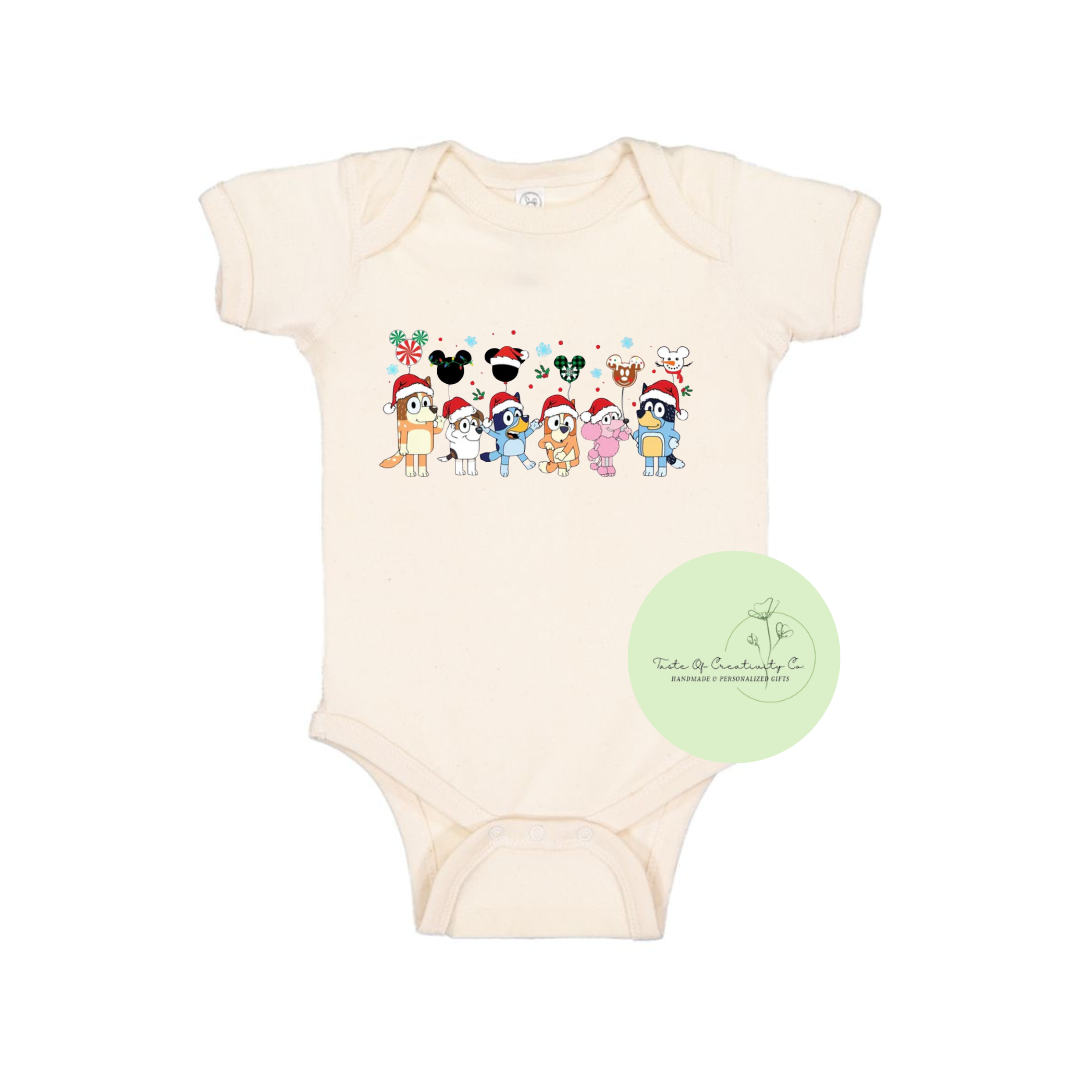 034018 Onesie (BLUEY Christmas Squad/18M/Natural) - 1