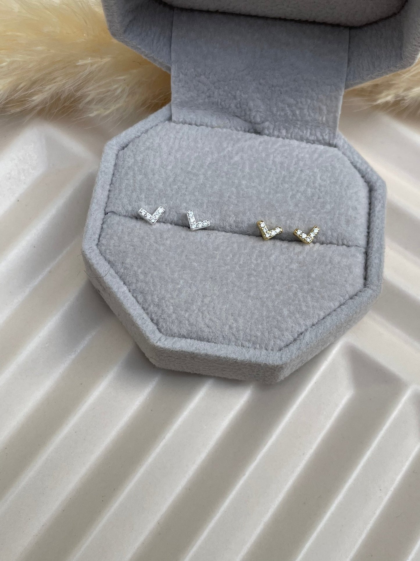 003002 - V Sparkle Studs