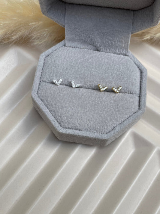 003002 - V Sparkle Studs