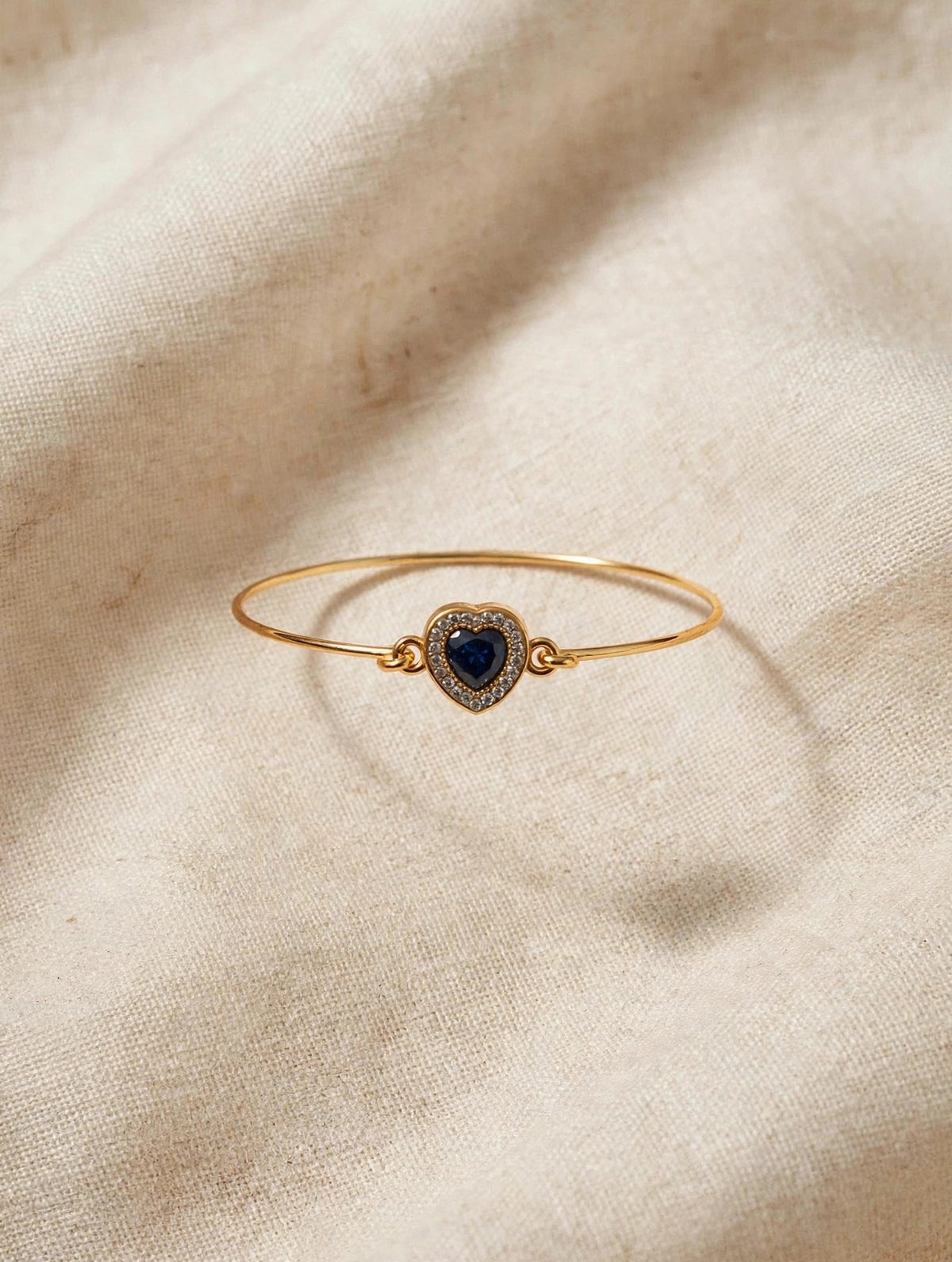 63fe71384f2da238419a4f9e_gold-bracelet-linen-flat-lay-hq_1789063874223.jpeg