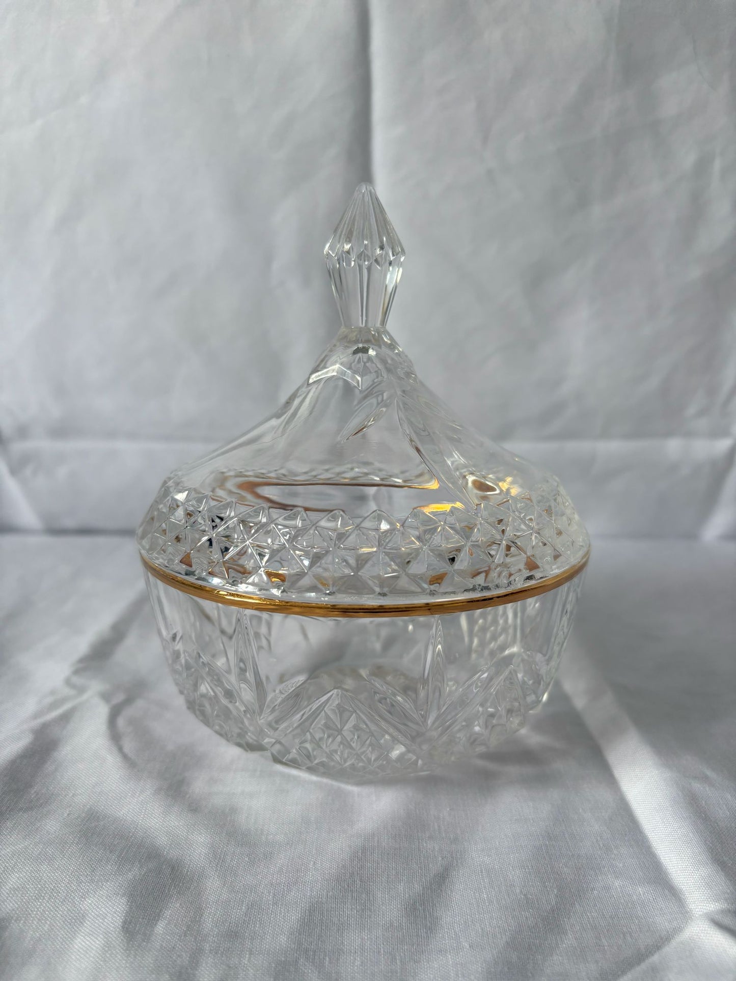 63fe71384f2da238419a4f9e_gold-rim-candy-dish-1_1750620455545.jpg