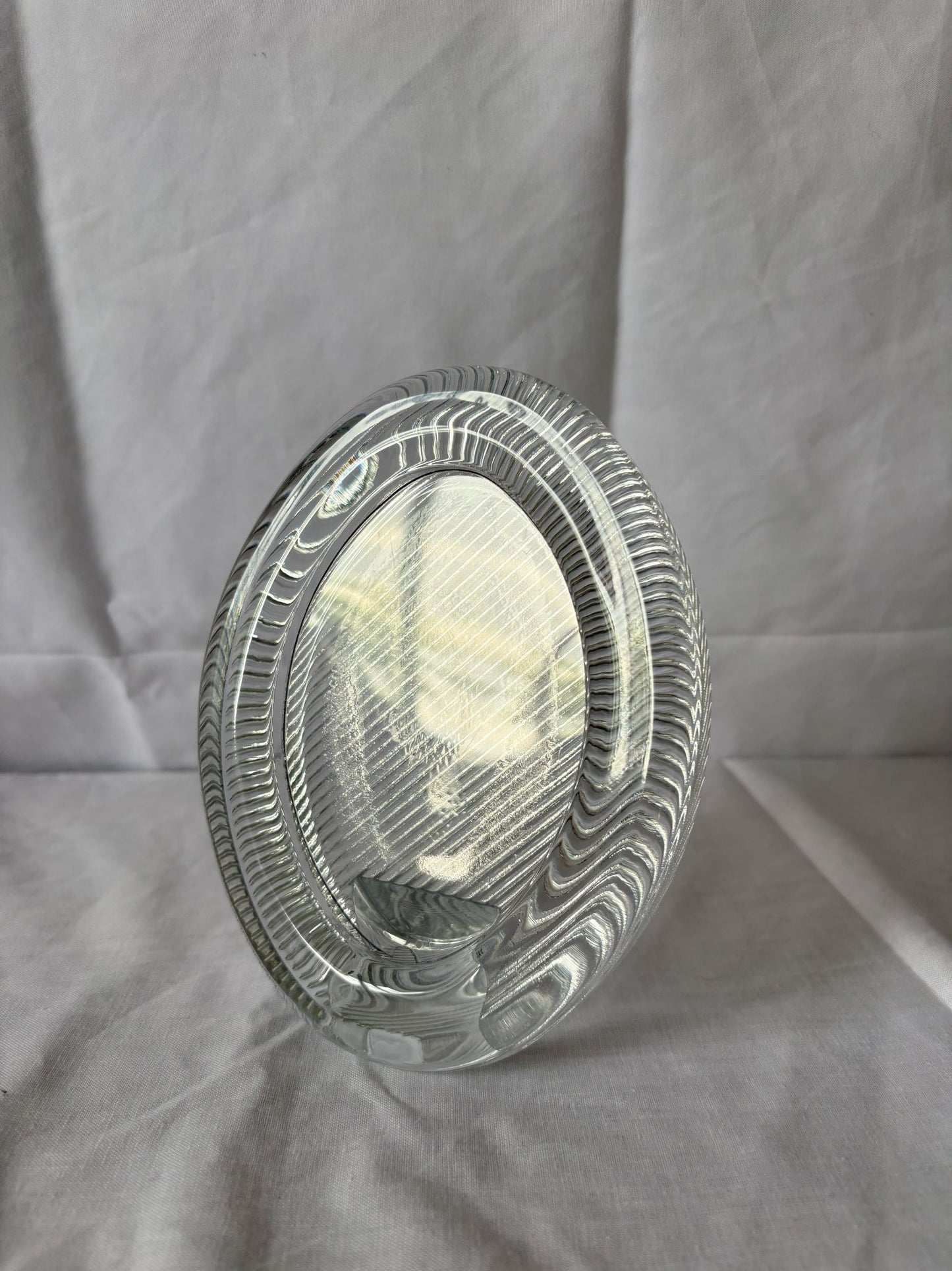 63fe71384f2da238419a4f9e_oval-crystal-frame-1_1750620330006.jpg