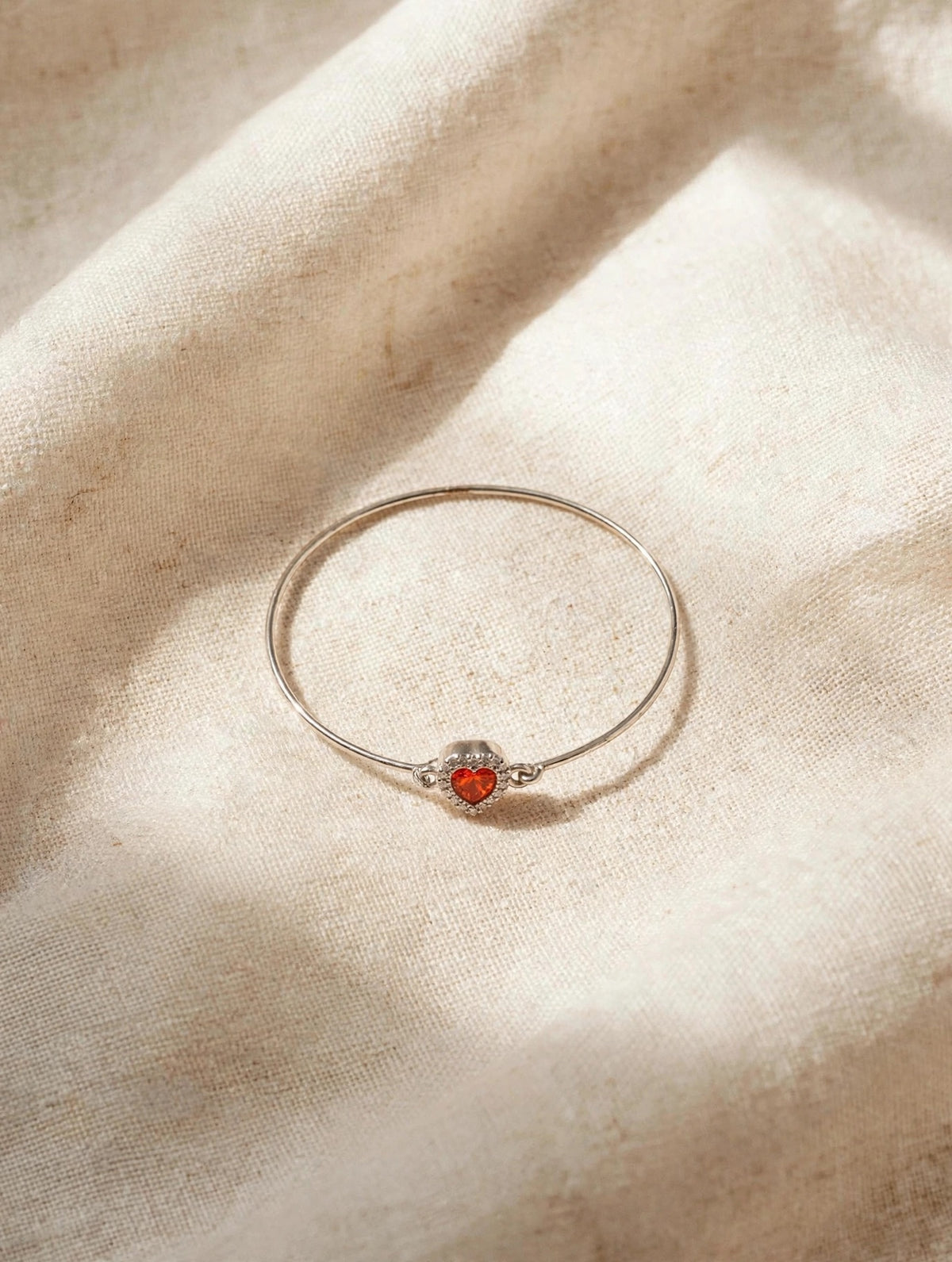 63fe71384f2da238419a4f9e_silver-bracelet-linen-flatlay-hq_1789063874224.jpeg