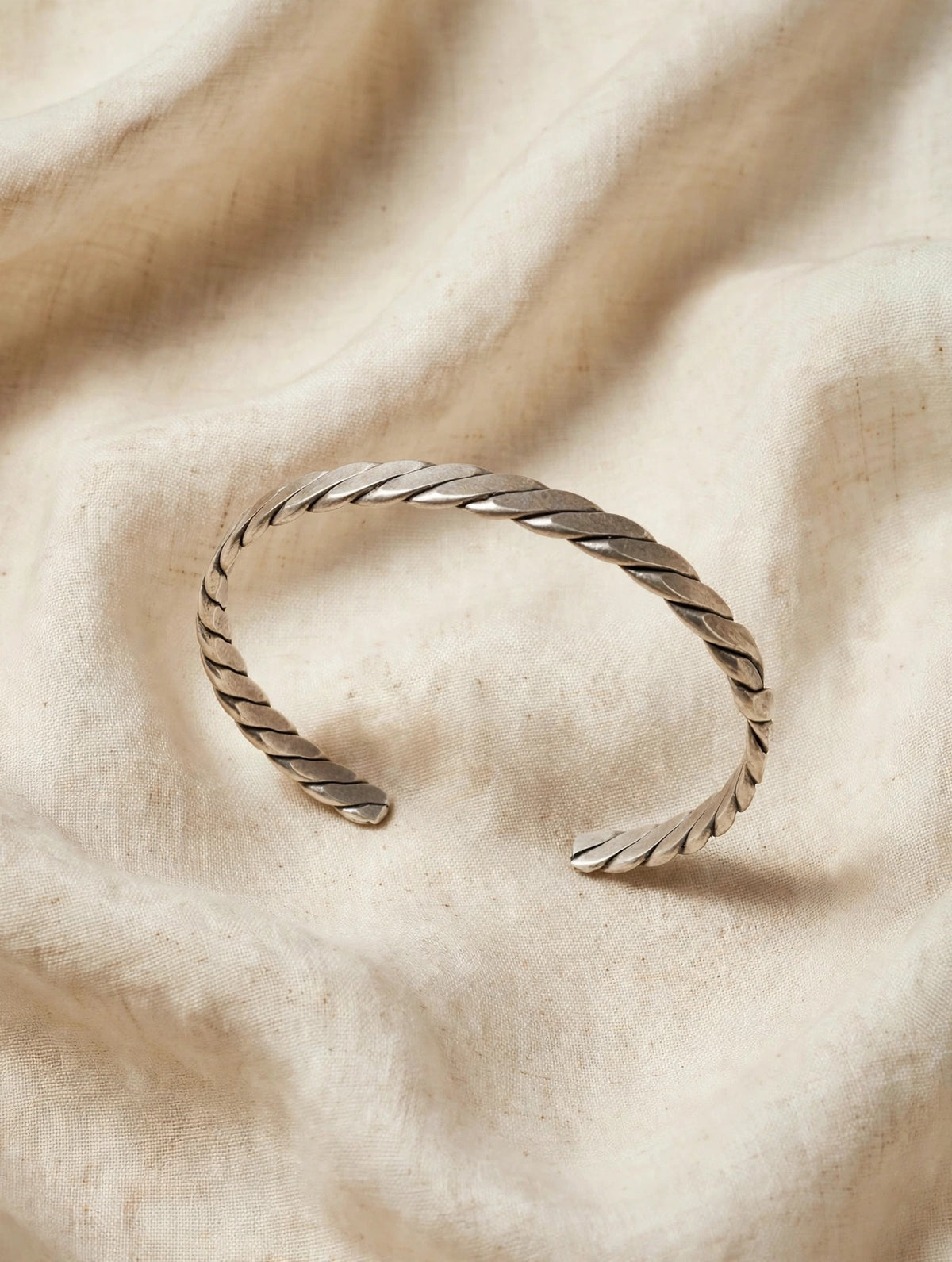 63fe71384f2da238419a4f9e_silver-bracelet-linen-hq_1789006132587.jpeg
