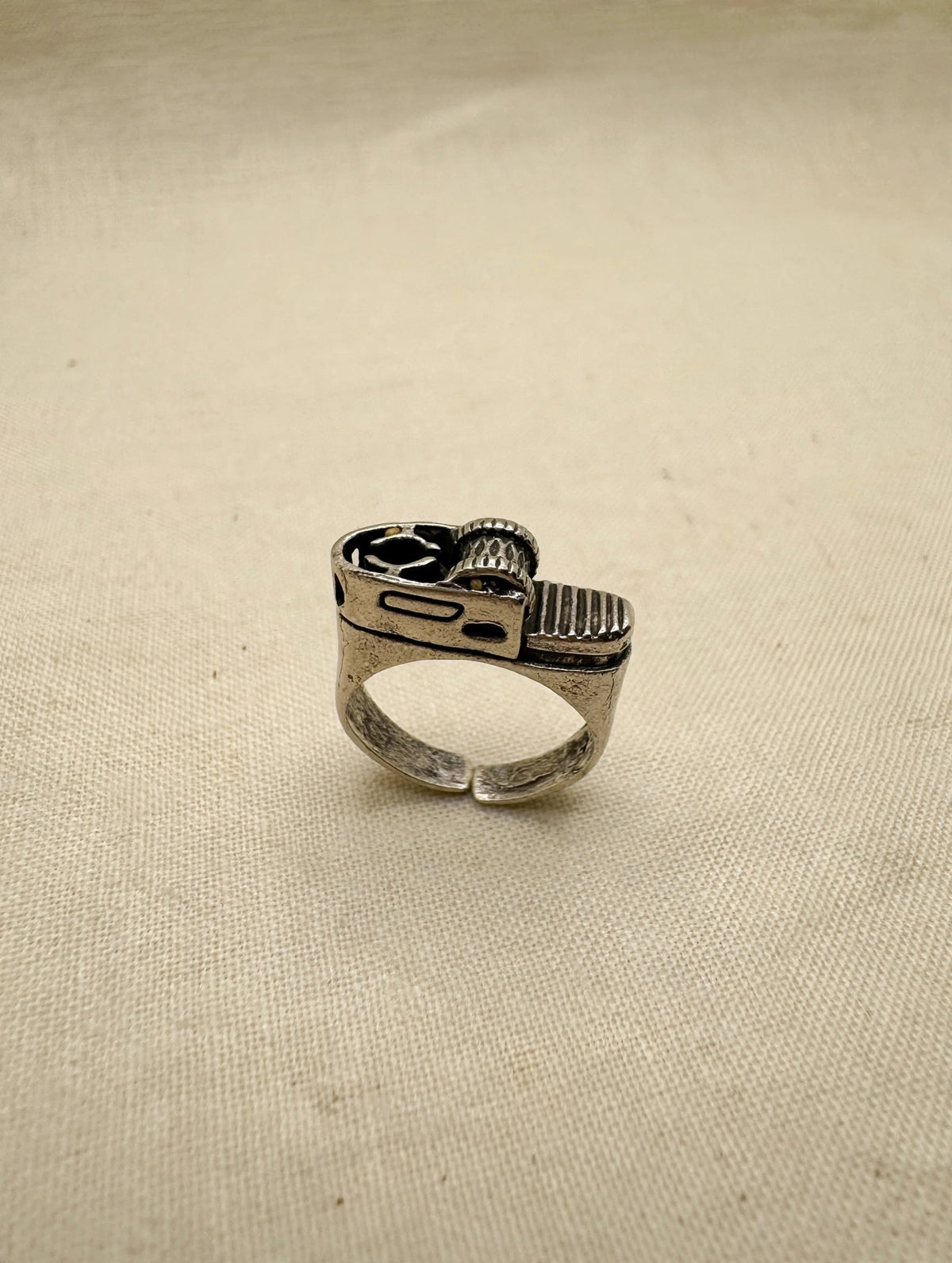 63fe71384f2da238419a4f9e_silver-lighter-ring-linen-hq_1788986750130.jpeg