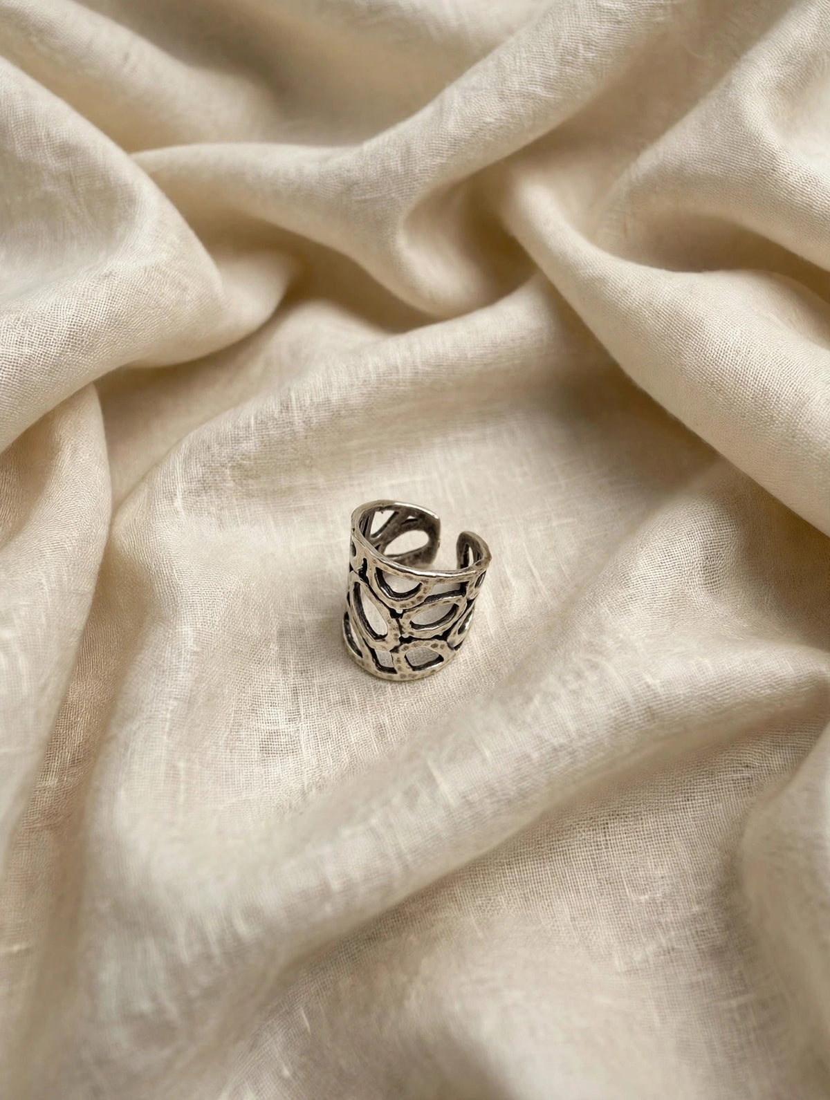 63fe71384f2da238419a4f9e_silver-ring-linen-3-hq_1788986750130.jpeg