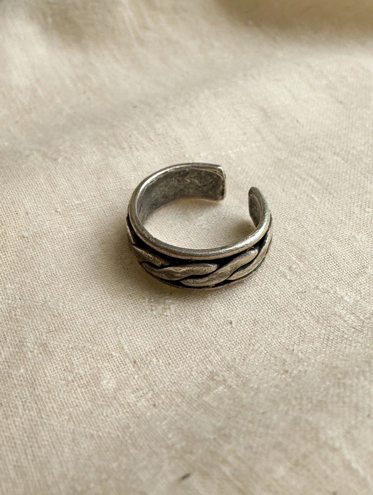 63fe71384f2da238419a4f9e_silver-ring-linen-hq_1788986750130.jpeg