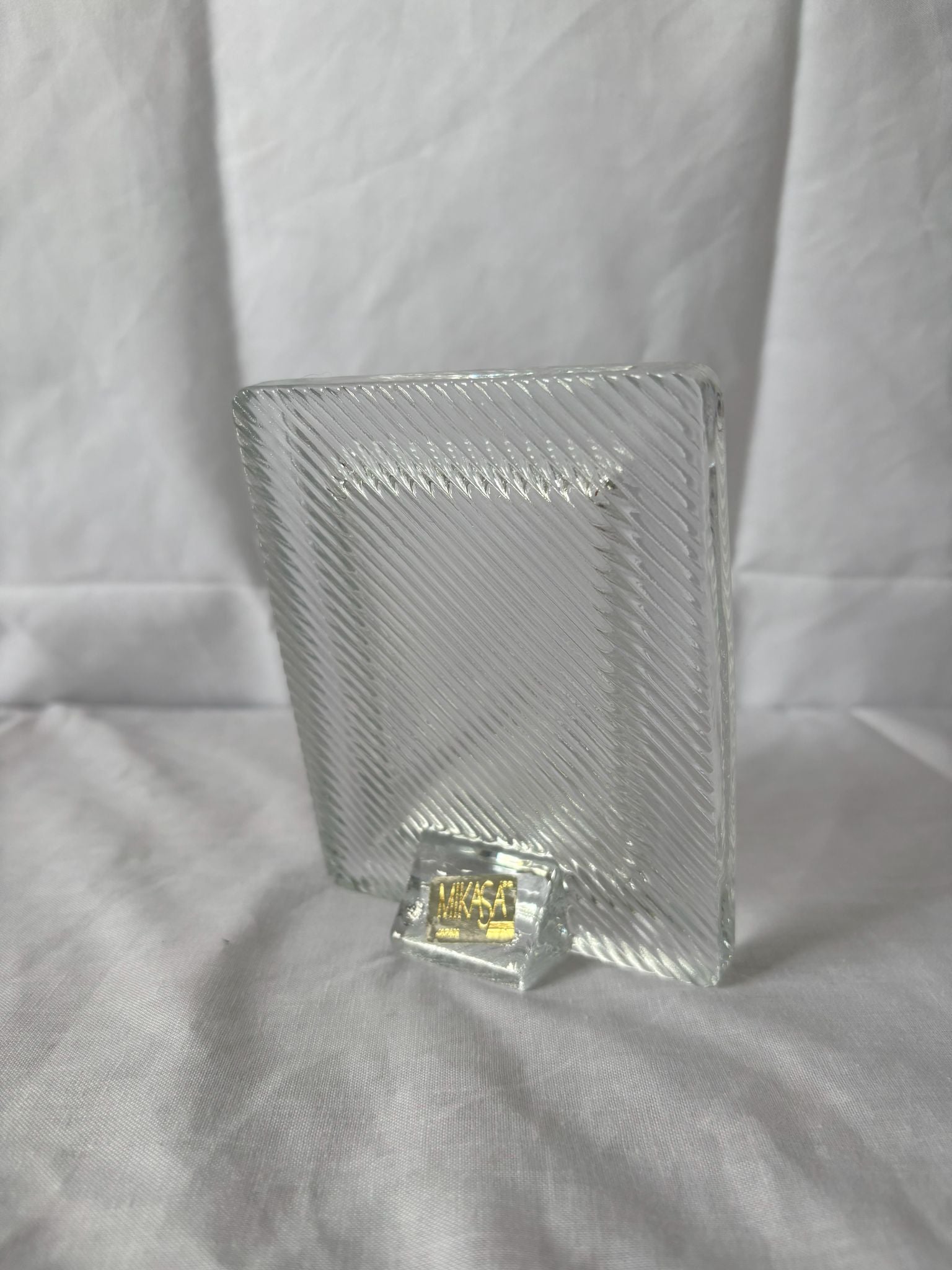63fe71384f2da238419a4f9e_square-crystal-frame-2_1750620348995.jpg