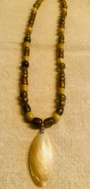 015-110  Glass Mulit-Coloured Beads w Shell Pendant - 1